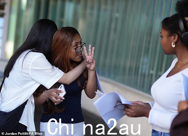 何婷婷(左)今天在伦敦东南方舟环球学院拥抱维多利亚·洛维拉