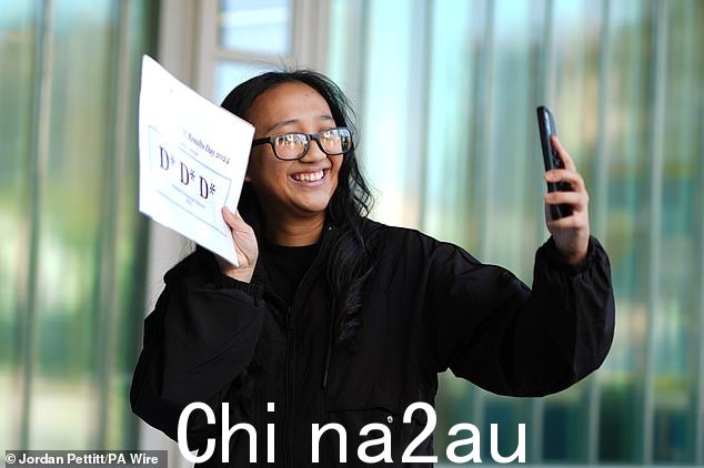 学生 Cleashei Nicolas 今天在伦敦 Ark Globe 学院收到 A-level 成绩