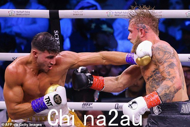 英国真人秀明星 Tommy Fury(左)与美国 YouTuber Jake Paul 的一场战斗,两人都赚了数百万美元