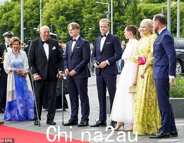 马吕斯于 2022 年 6 月与挪威王室其他成员(包括国王、王后和王位继承人)合影