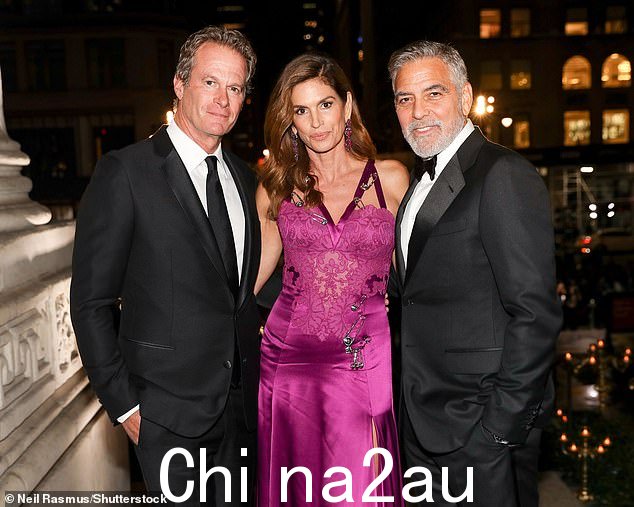 兰德·格伯 (Rande Gerber) 被选为克鲁尼的伴郎 - 尽管有传言说那将是布拉德·皮特 (Brad Pitt)。图为:格伯、辛迪·克劳馥和克鲁尼于 2023 年 9 月