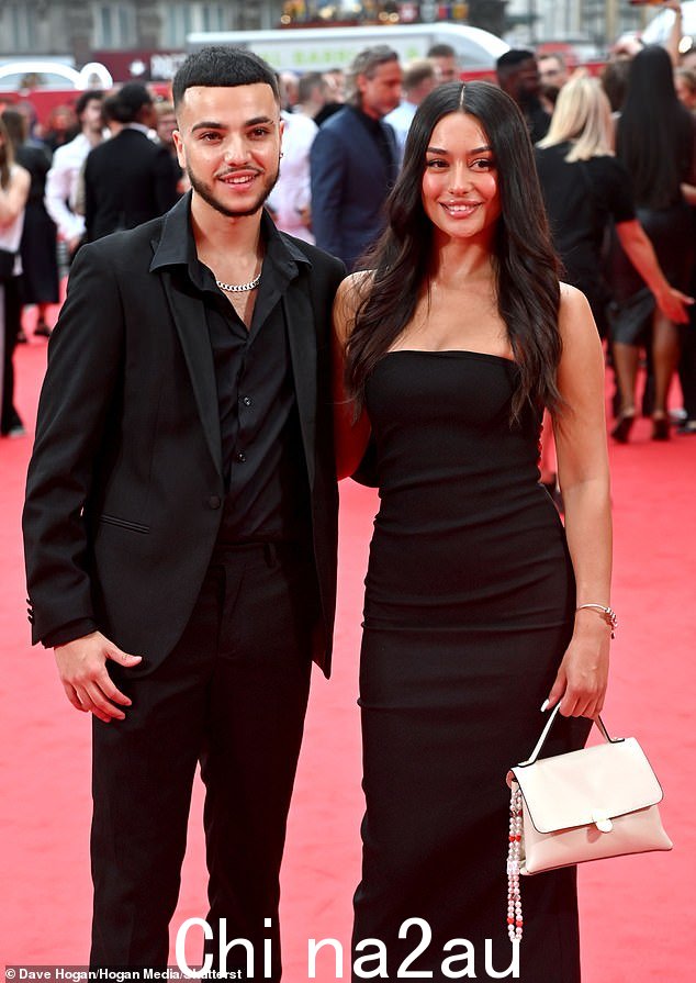 凯蒂·普莱斯 (Katie Price) 和彼得·安德烈 (Peter Andre) 19 岁的儿子于 6 月与 23 岁的 Jasmine 在生日庆祝活动中正式在 Instagram 上亮相