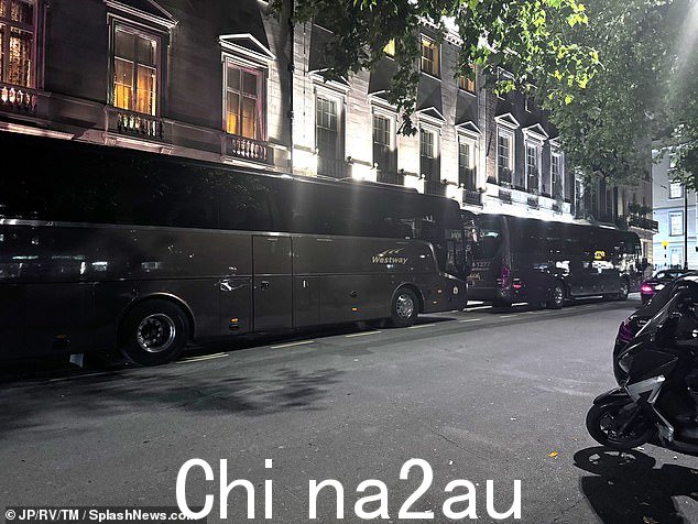 聘请了六辆 52 座客车来运送工作人员往返独家活动