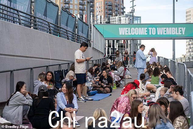 今天在今晚的音乐会之前看到粉丝们在温布利体育场外排队