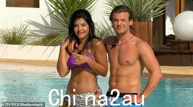 Cara De La Hoyde 和 Nathan Massey 于 2016 年出现在爱情岛上