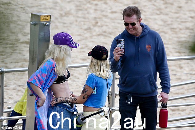 悉尼九号新闻主持人自豪地为他的模特女儿拍照,她为邦迪的时尚品牌掀起了一场风暴