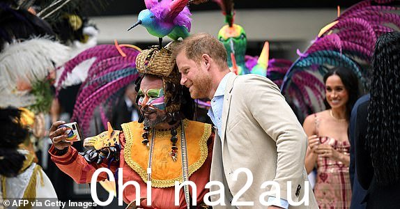 TOPSHOT - 英国苏塞克斯公爵哈里王子 (C) 摆出姿势2024 年 8 月 15 日,在访问波哥大国家艺术中心期间,哈里王子和他的妻子、美国女演员梅根·马克尔应邀抵达哥伦比亚,他的妻子梅根(右)在旁观看了与一位艺术家的自拍照。他们将与马尔克斯一起参加与妇女和年轻人举行的各种会议,反对歧视和网络欺凌(摄影:劳尔·阿尔博达/法新社)(摄影:劳尔·阿尔博达/法新社,盖蒂图片社)