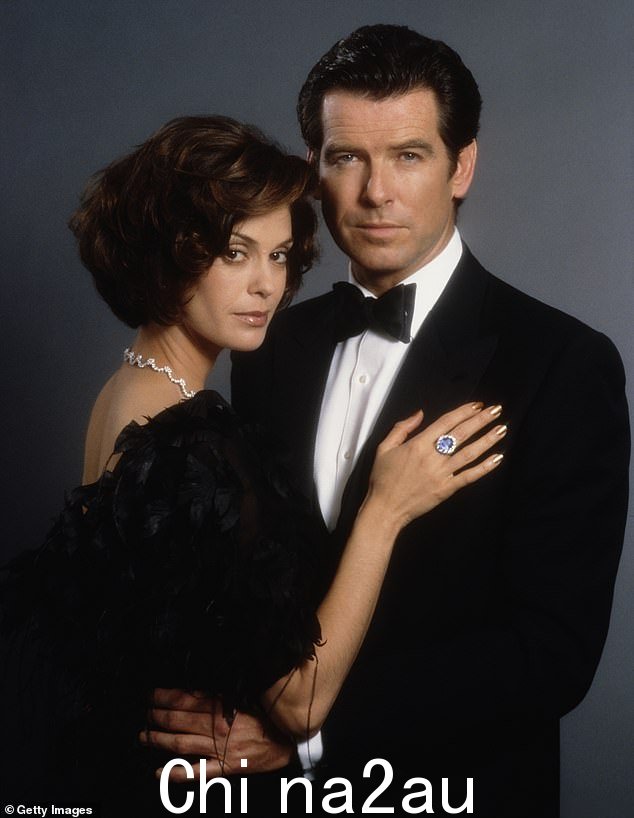 泰瑞·海切尔 (Teri Hatcher) 未能充分享受成为邦女郎的乐趣。在 1997 年电影《明日帝国》中与皮尔斯·布鲁斯南 (Pierce Brosnan) 演对手戏