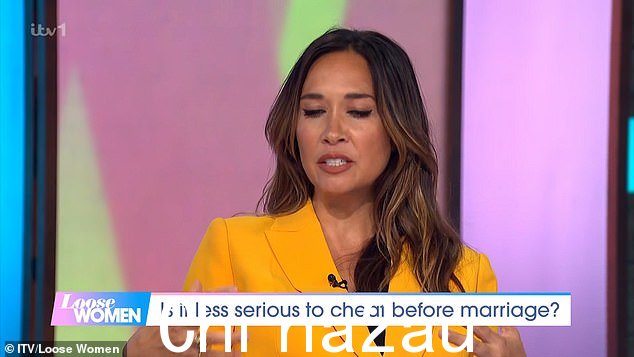 歌手在与小组成员 Olivia Attwood、Kaye Adams 和 Jane Moore 讨论作弊问题时讨论了这次奇怪的遭遇