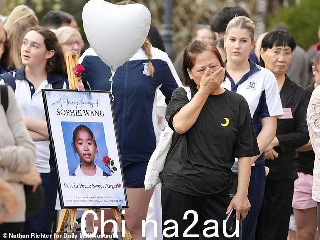 索菲在周五下午的守夜活动中被铭记为“甜蜜天使”