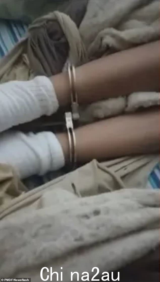 女孩被发现时双腿被铐在 Bittar 家里的床上