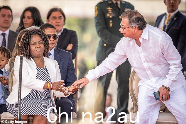 她于 2022 年当选为古斯塔沃·佩特罗总统的竞选搭档(两人均于 7 月哥伦比亚独立日合影)