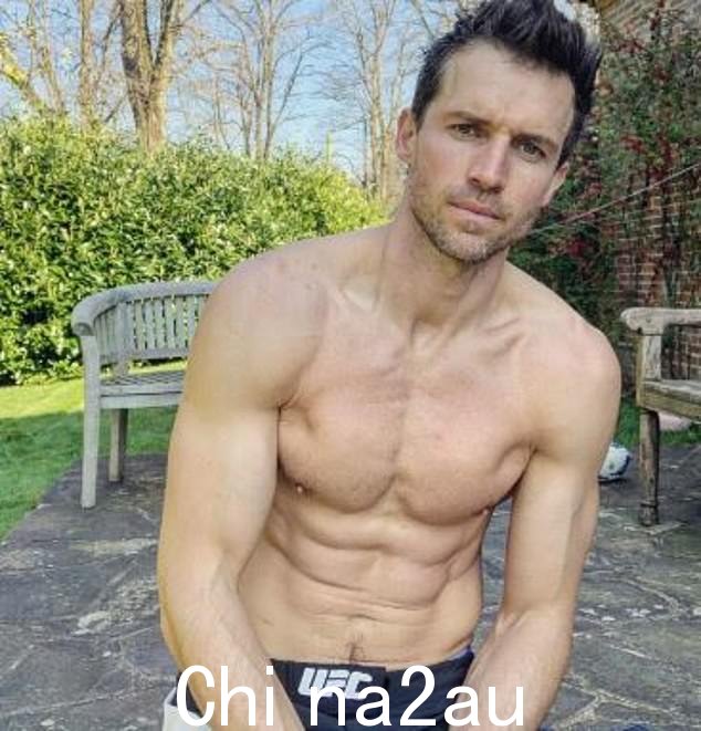 他正在起诉 Orlebar Brown Ltd,索赔 410 万英镑,原因是他所说的事故对他造成的影响