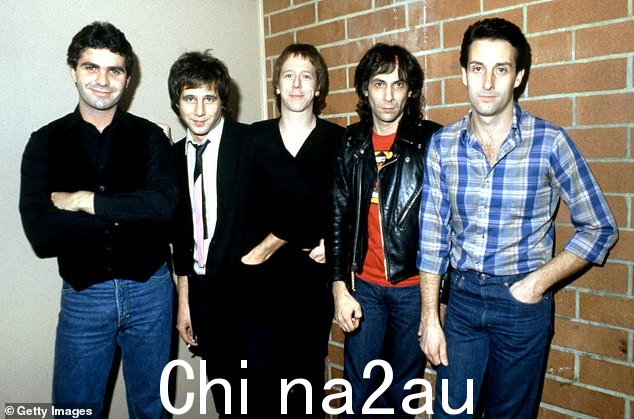 Kihn(左二)在 1981 年与 Greg Kihn 乐队一起出现 - L-R Steve Wright、Dave Carpender、Gary Phillips 和 Larry Lynch
