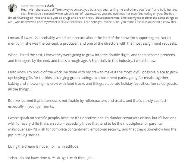 在黛比的明显回应中,她在一篇关于这种情况的严厉帖子中给当时 12 岁的孩子贴上了“不安全感”、“尖酸刻薄”和“不专业”的标签