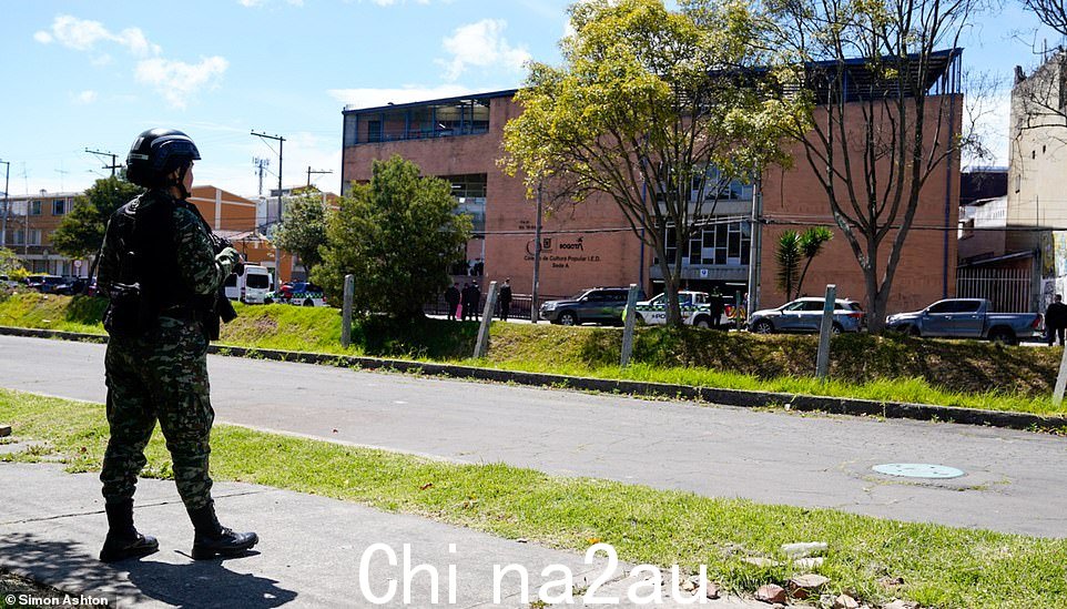 城市安全戒备森严,武装警察守卫着学校,这是他们第一次参与战斗