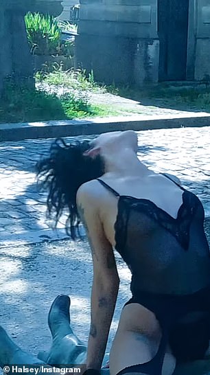 这位三届格莱美提名者在硬摇滚歌曲中唱出了质疑她的价值以及过去的恋人如何对待她并忘记她的内容