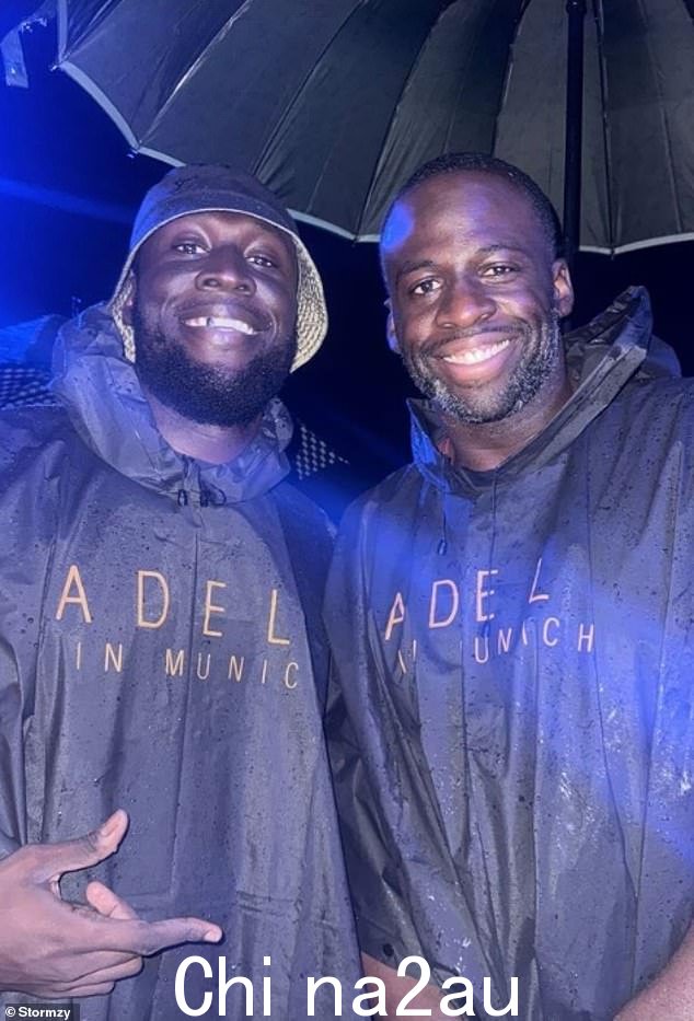 同时 Maya 的前 Stormzy (L) 透露他正在享受低调的晚间观赏阿黛尔在慕尼黑表演,与一位穿着防水夹克的朋友合影