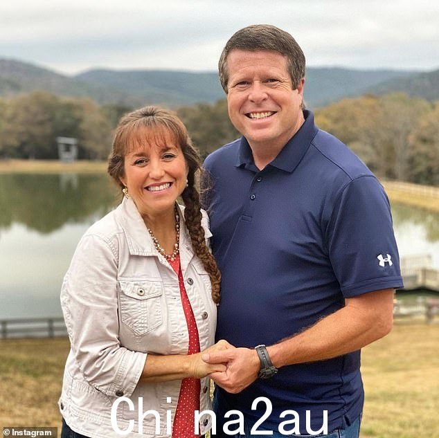 她说,他们欺骗她和她的兄弟姐妹签订合同,并强迫他们违背家人的意愿参加家里的众多真人秀,而且没有报酬