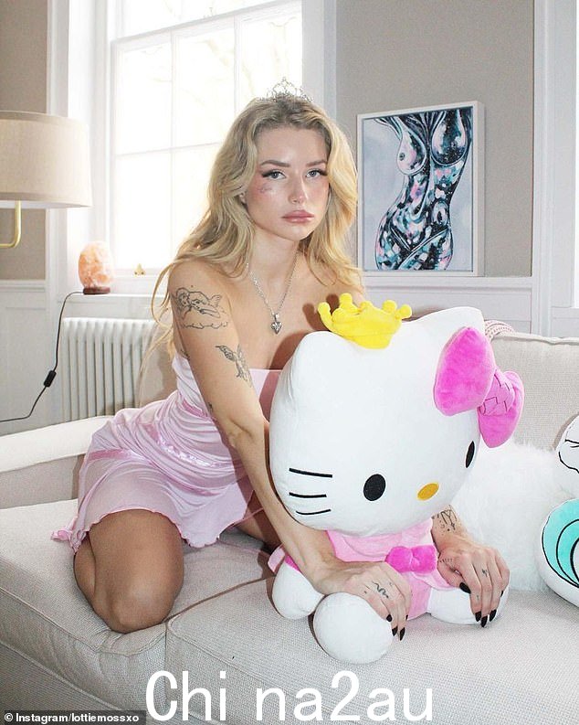 Lottie 此前声称,她通过 X 级内容每月赚取约 30,000 英镑(如图:Lottie 抱着穿着粉色吊带裙的 Hello Kitty)