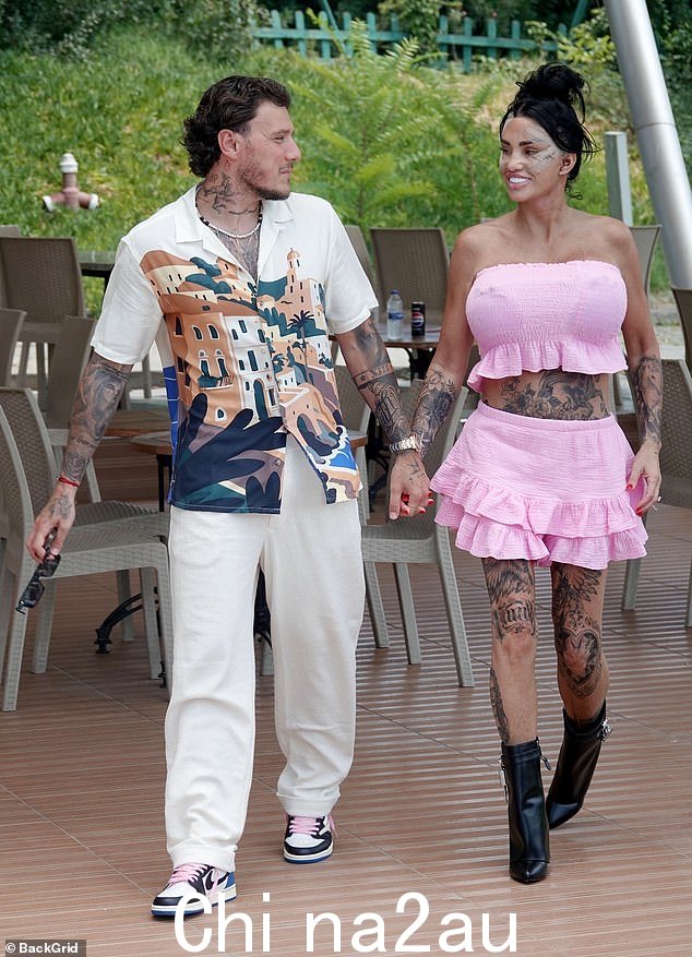 三次结婚凯蒂·普莱斯 (Katie Price) 46 岁的凯蒂·普莱斯 (Katie Price) 引发猜测,她在经历了六个月的旋风式浪漫之后,已与 31 岁的男友 JJ Slater 订婚
