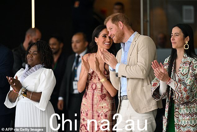 哈里王子与妻子梅根·马克尔交谈,两侧是哥伦比亚副总统弗朗西娅·马尔克斯(左)和国家艺术中心主任 Xiomara Suescun