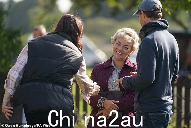 拍摄于周一在达勒姆郡哈特尔普尔开始拍摄,谢里登打扮成护士,这是朱莉娅以前的职业