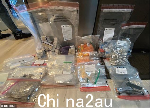 调查人员称,他们在 2024 年 3 月的一次突袭中在僧伽的家中发现了一个“毒品商场”,其中包括 79 个装有透明液体的瓶子,现场检测出氯胺酮呈阳性