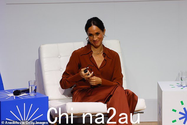 梅根决定穿维多利亚·贝克汉姆品牌的商品是在名人传记作家汤姆·鲍尔 (Tom Bower) 的新书《贝克汉姆之家》(House of Beckham) 揭露这两位女性自 2018 年以来一直存在的争吵之后做出的决定