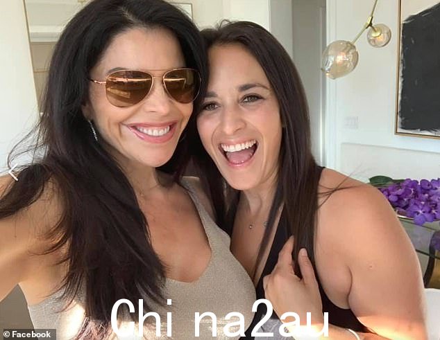 劳伦与她 42 岁的妹妹埃琳娜·布莱尔·桑切斯 (Elena Blair Sanchez) 关系非常密切,尽管她们年龄差距 13 岁
