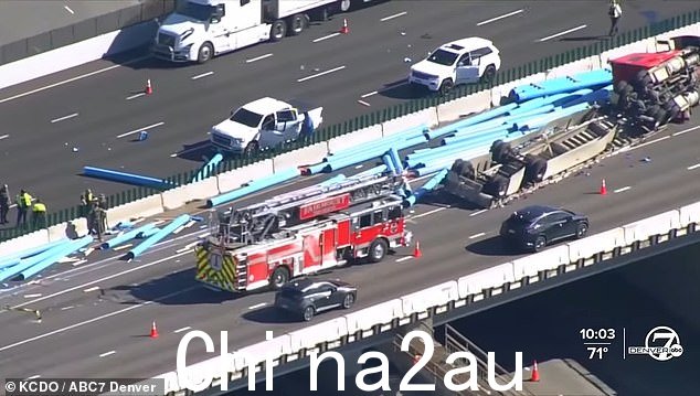 卡车的货物溢出高速公路两侧,导致至少三辆车相撞