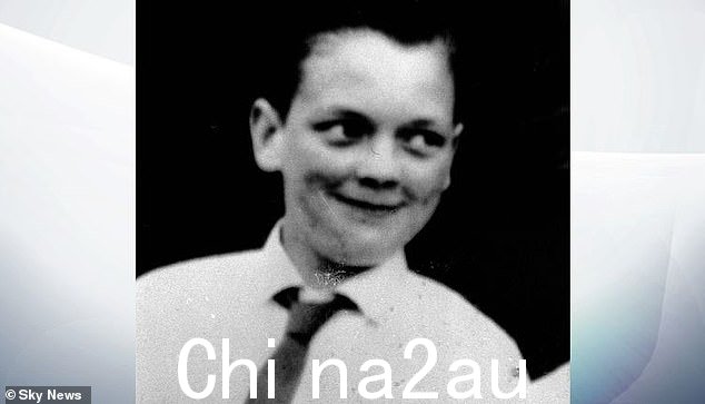 Hindley 从 Ashton-Under-Lyne 的一个市场引诱 12 岁的男学生 John Kibride,在那里他被带到荒野进行性侵犯并被 Brady 勒死