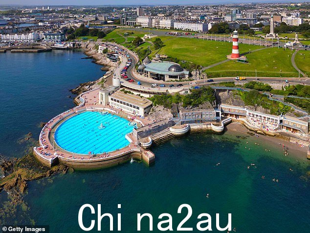 Tinside Lido 是一个巨大的半圆形咸水池,直径 55 米