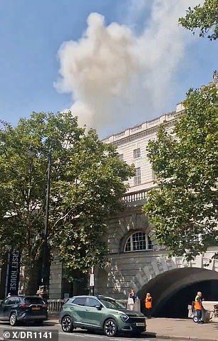伦敦消防队警告该地区周围的交通将受到影响(如图:从维多利亚堤岸看到的火灾)