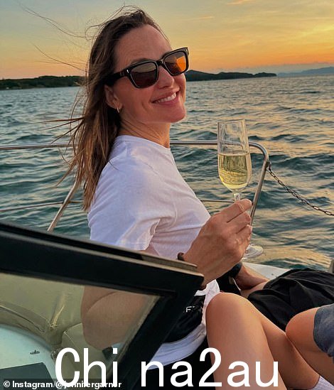 詹妮弗·加纳 (Jennifer Garner) 分享了几张日本之旅的令人瞠目结舌的照片,她喝着香槟、吃拉面时似乎玩得很开心