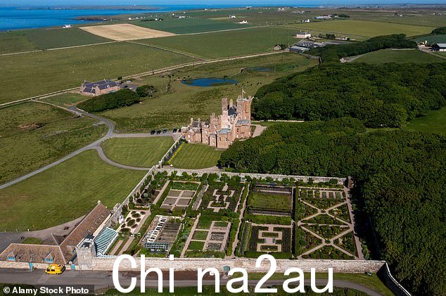 城堡和花园的鸟瞰图,俯瞰彭特兰湾