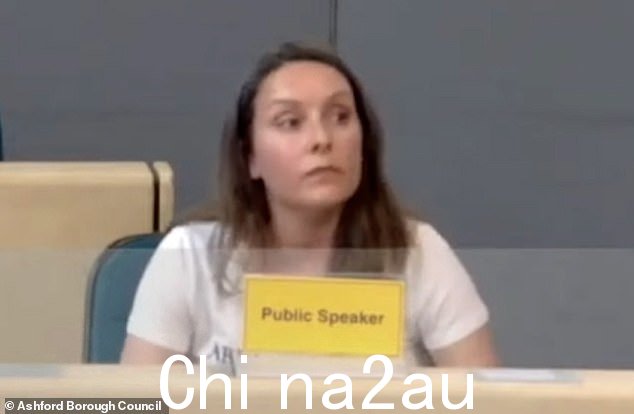 在计划会议上猛烈抨击当地人(如图),好莱坞夫人怒不可遏:“不幸的是,过去六个月向我们展示了人们行为最糟糕的一面”