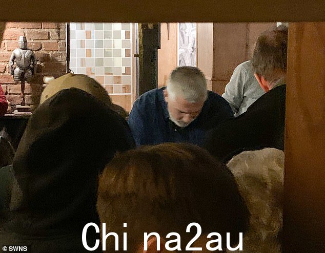这位烘焙大师在评判蛋糕时表现得如鱼得水,参赛者和粉丝则在斯马登 The Chequers Inn 观看