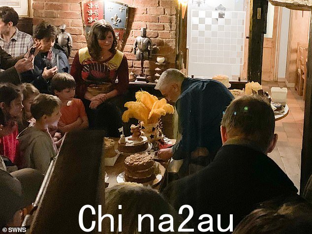 电视主持人在旅馆度过圣诞节后,曾在 2020 年 1 月的蛋糕烘焙比赛中担任评委,为顾客带来欢乐