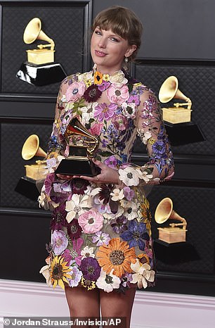 Blake 穿上了一系列花卉造型 - 泰勒在 2021 年格莱美颁奖典礼上也是如此。
