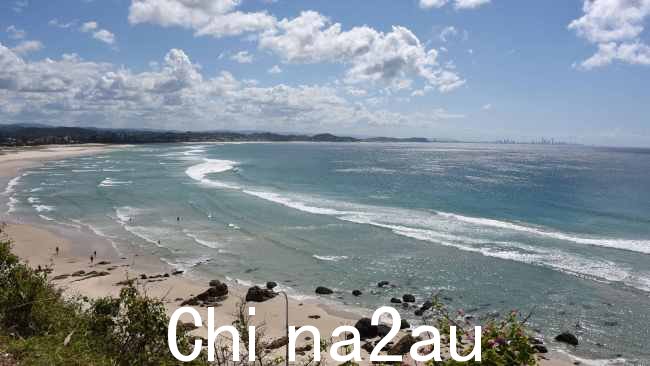 季拉海滩 (Kirra Beach) 是位于库兰加塔 (Coolangatta) 的冲浪者的热门地点。图片:NCA NewsWire / Steve Holland