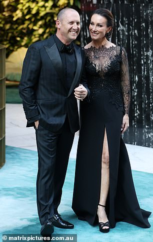拉里 (Larry) 与结婚 29 年的妻子西尔维 (Sylvie) 抵达时,浑身都是溺爱的丈夫