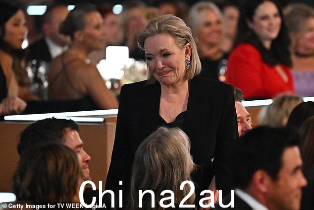 新西兰女演员丽贝卡·吉布尼 (Rebecca Gibney) 也在一个特殊的时刻荣获电视周刊名人堂奖
