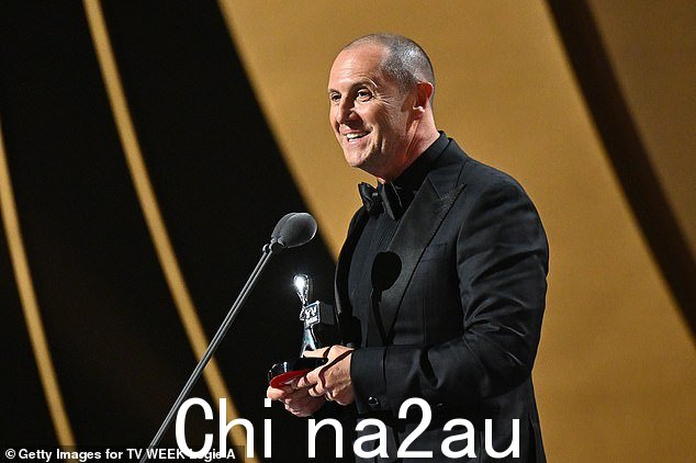 在一次里程碑式的胜利中,Larry 被加冕为最受欢迎的主持人,因为他在第一次 Logies 胜利中赢得了伯特牛顿奖