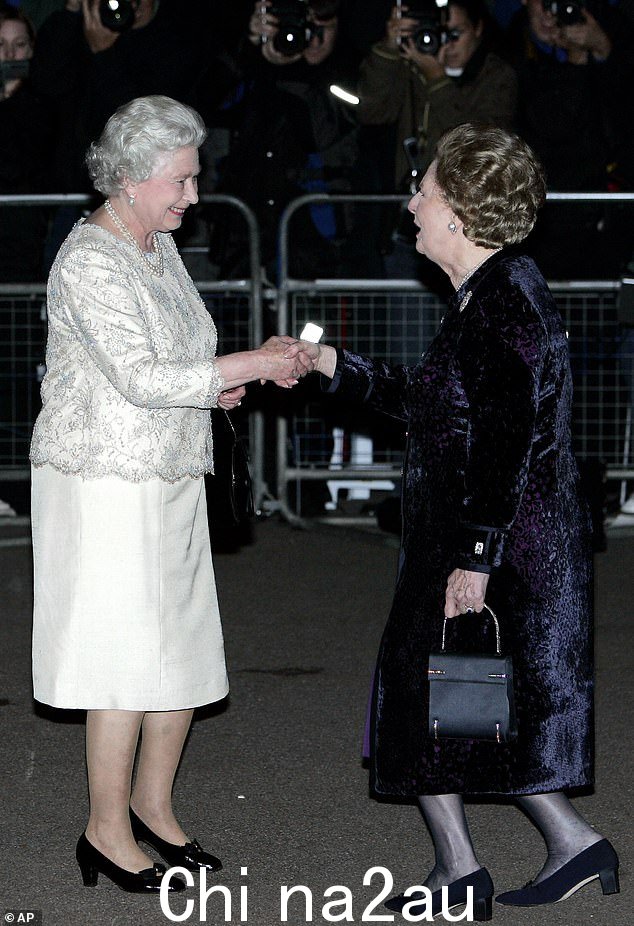 2005 年,女王抵达伦敦参加前英国首相 80 岁生日派对时受到玛格丽特·撒切尔夫人的迎接