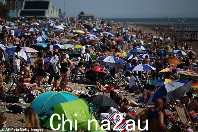 绍森德与暴力团伙作斗争时,成千上万的家庭涌向沙滩