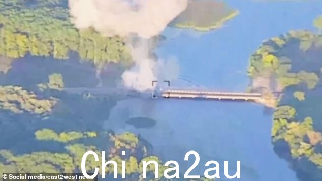 乌克兰表示,随着基辅继续努力扰乱普京的战争机器,这座桥在“精确空袭”中遭到袭击