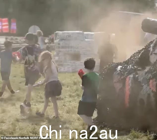 上周末的 Nerf 战士,拖着玩具枪和烟雾弹,'脸上涂着颜料',并且全部'一起冲锋'