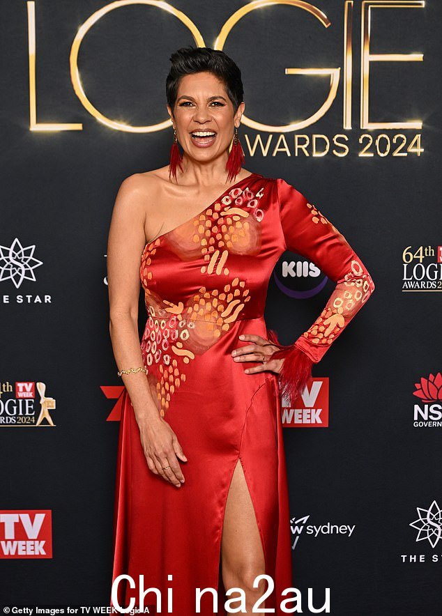 Narelda 出席《珀斯 10 News First Perth》节目,身着一件饰有橙色细节的充满活力的单肩红色缎面礼服,确保吸引人们的注意