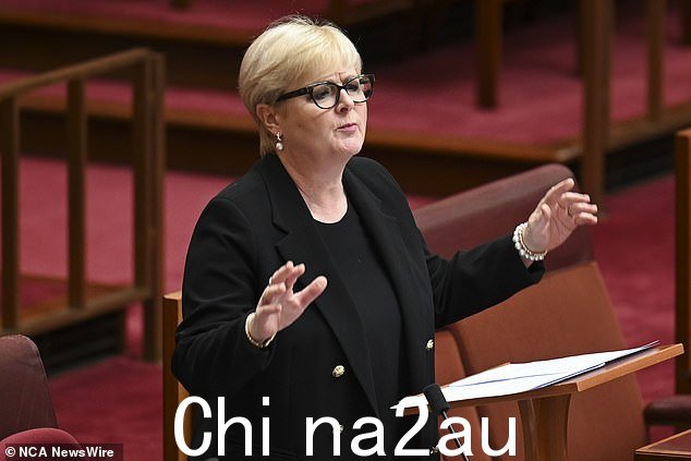 参议员琳达·雷诺兹周一返回堪培拉,她在珀斯对前工作人员的诽谤审判仍在继续